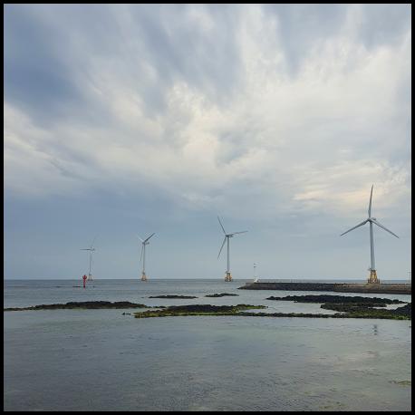 한경면 두모리 바닷가에 설치된 풍력발전 용 풍차들